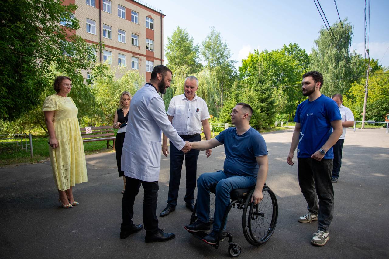 Глава городского округа Фрязино Дмитрий Воробьев вместе с руководителем Ассоциации ветеранов СВО городского округа Фрязино Игорем Какушкиным, руководителем фракции &laquo;Единая Россия&raquo; в городском Совете депутатов Александрой Киреевой и коллегами проинспектировали работу обособленного подразделения имени М.В. Гольца Щелковской больницы