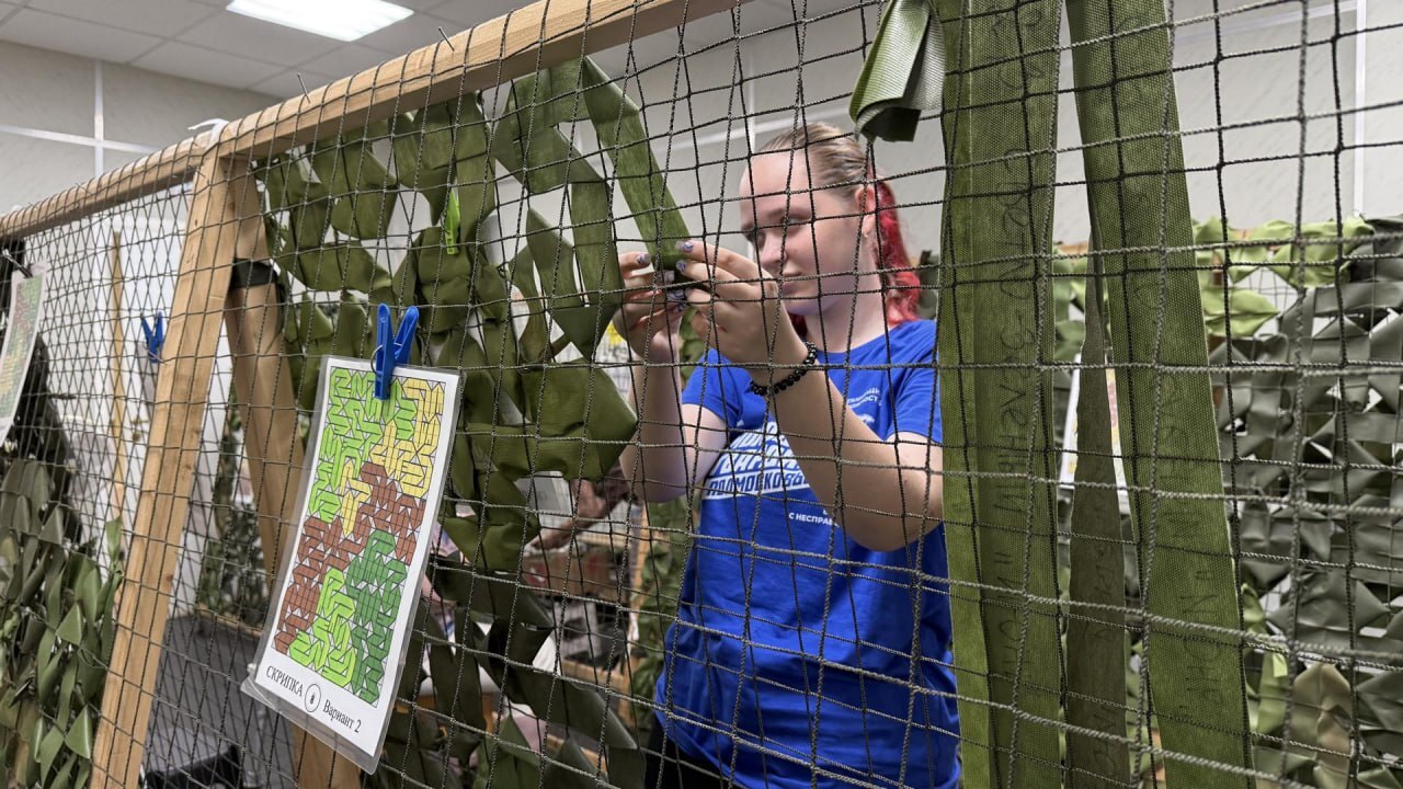 Молодогвардейцы Фрязино приняли участие в плетении сетей, которые будут направлены в зону СВО