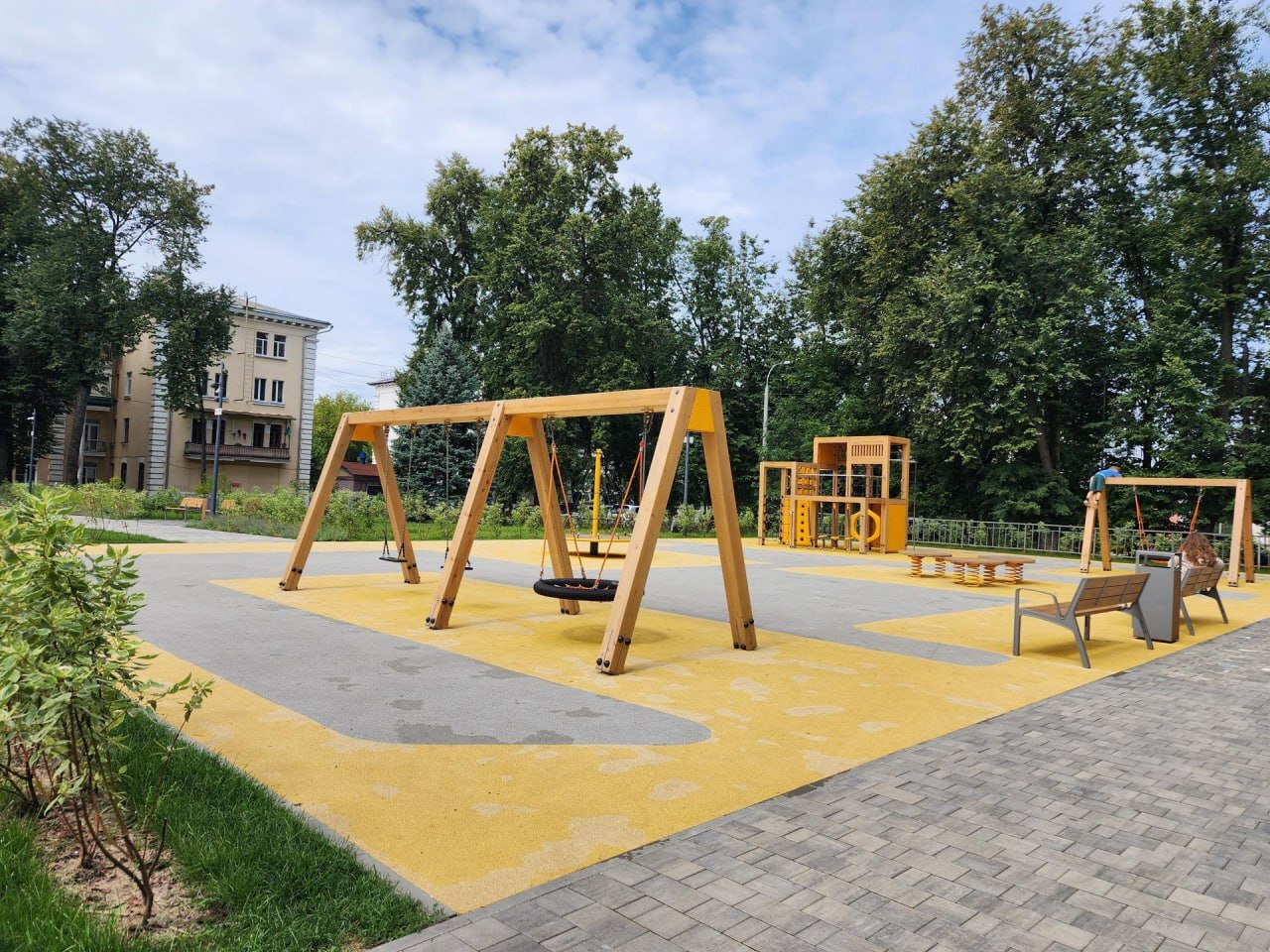 Во Фрязино починили детскую площадку, испорченную вандалами