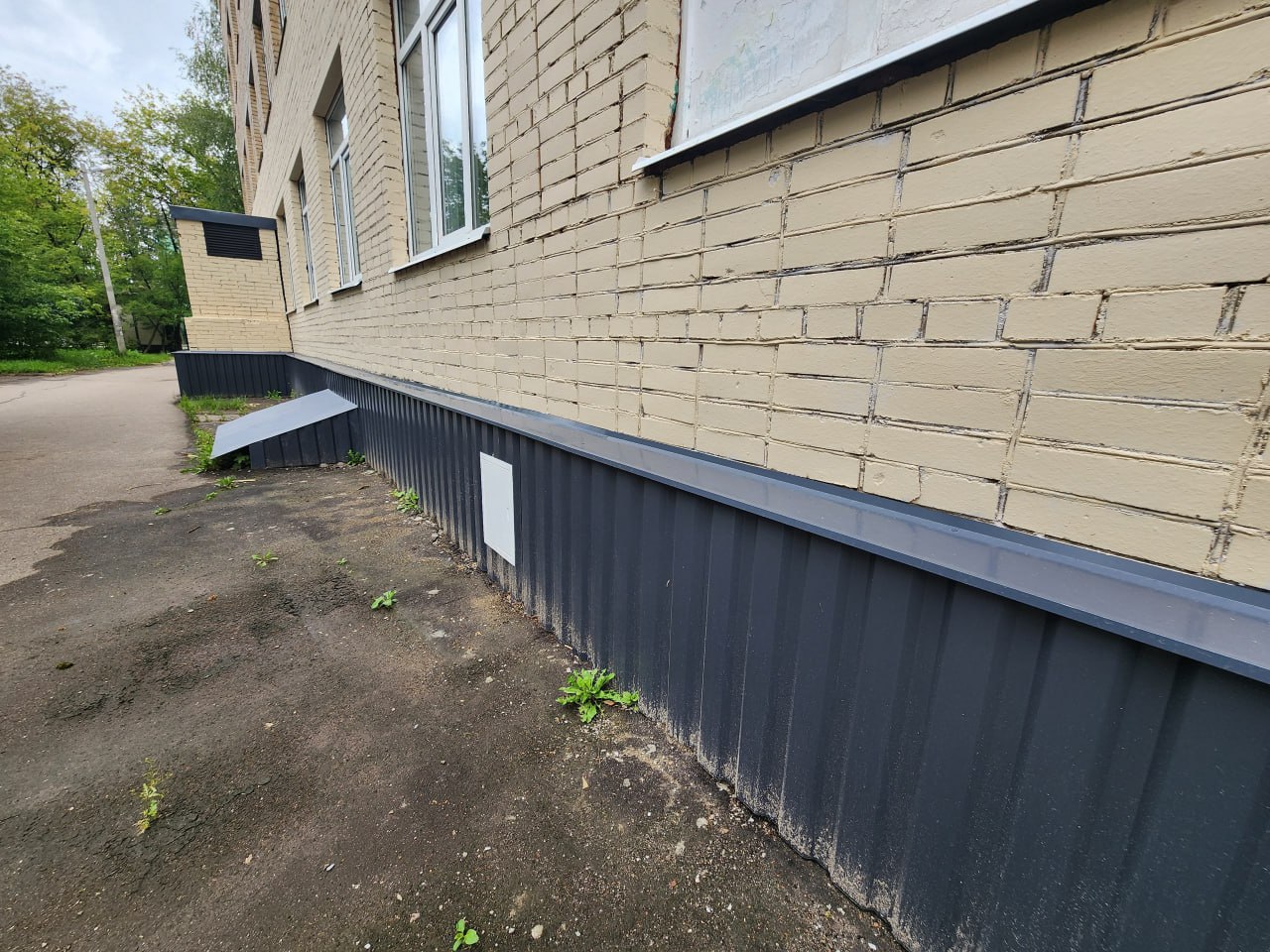 Работы по благоустройству взрослой поликлиники им. М.В. Гольца Щелковской больницы во Фрязине продолжаются!