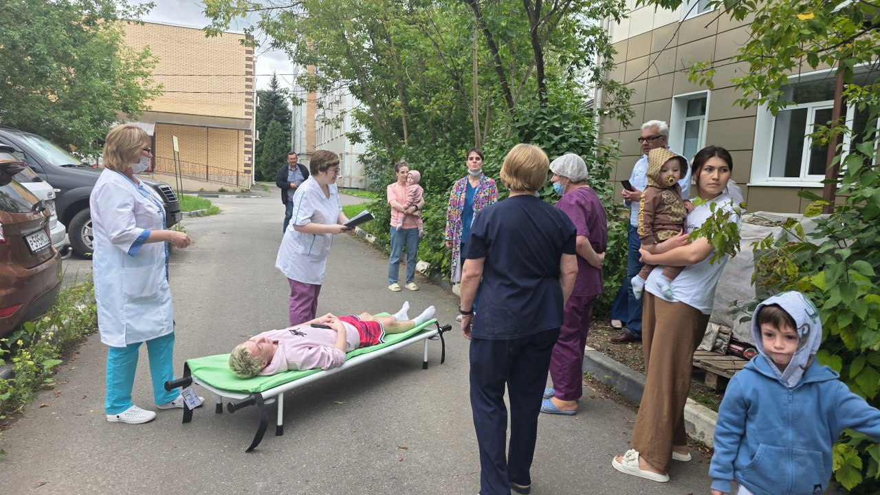 В стационаре Щелковской больницы во Фрязине прошла тренировка, направленная на отработку действий персонала и пациентов в случаях угрозы совершения террористического акта и возникновении пожара на территории медицинского учреждения