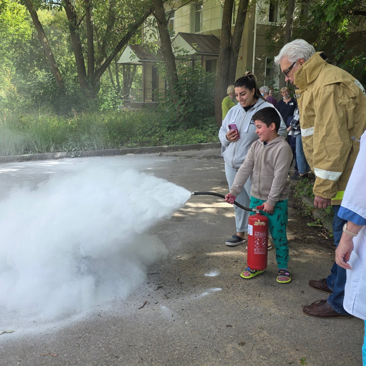 В стационаре Щелковской больницы во Фрязине прошла тренировка, направленная на отработку действий персонала и пациентов в случаях угрозы совершения террористического акта и возникновении пожара на территории медицинского учреждения