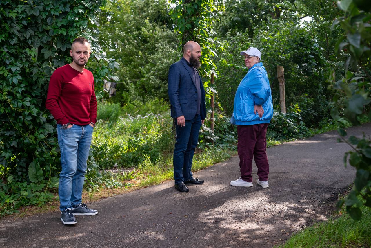 Начальник управления благоустройства, дорожного хозяйства и транспорта Павел Никишкин в рамках обхода территории проверил содержание дворовых проездов во дворе дома №11 по улице Полевой