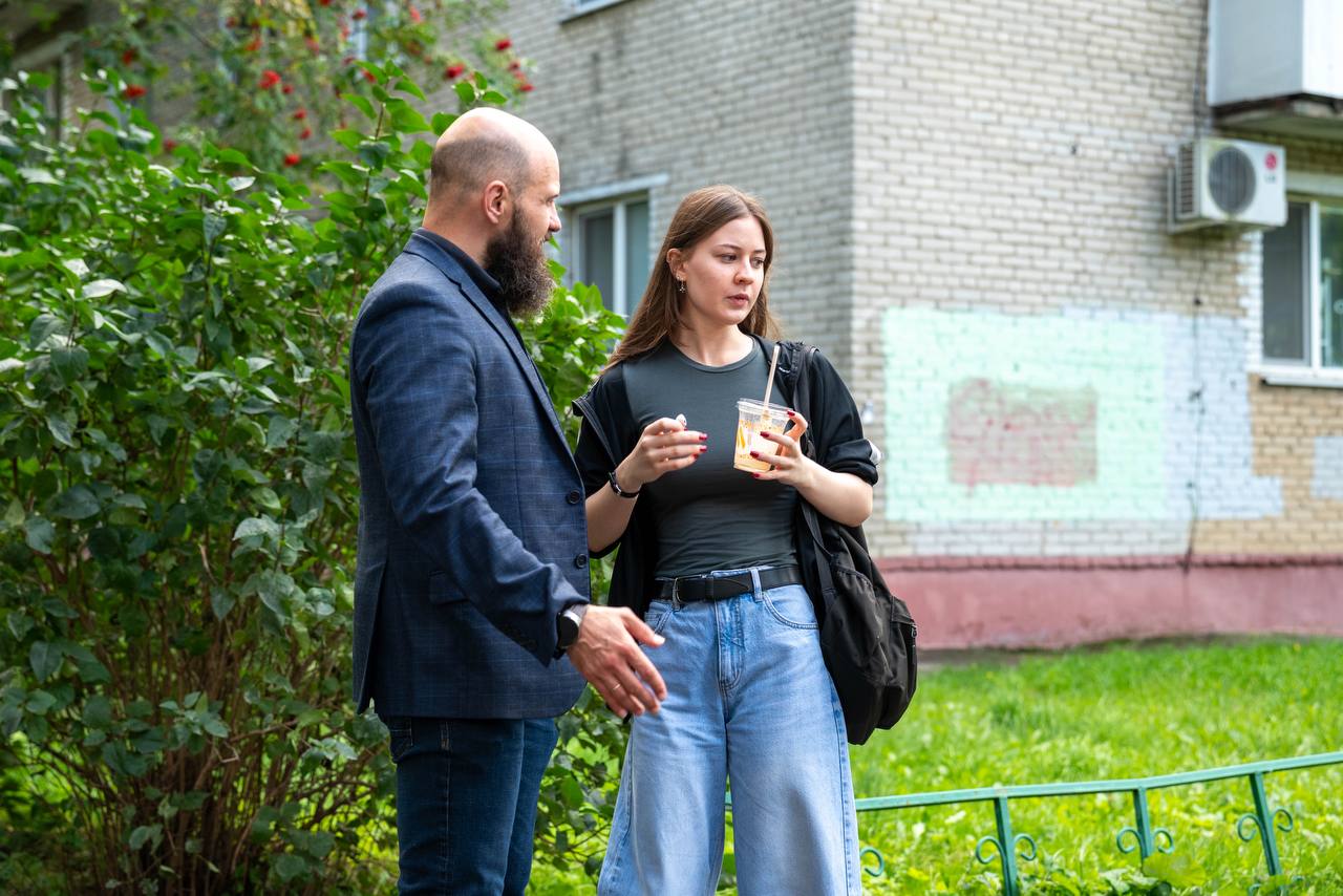 Начальник управления благоустройства, дорожного хозяйства и транспорта Павел Никишкин в рамках обхода территории проверил содержание дворовых проездов во дворе дома №11 по улице Полевой