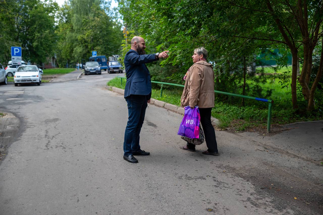 Начальник управления благоустройства, дорожного хозяйства и транспорта Павел Никишкин в рамках обхода территории проверил содержание дворовых проездов во дворе дома №11 по улице Полевой
