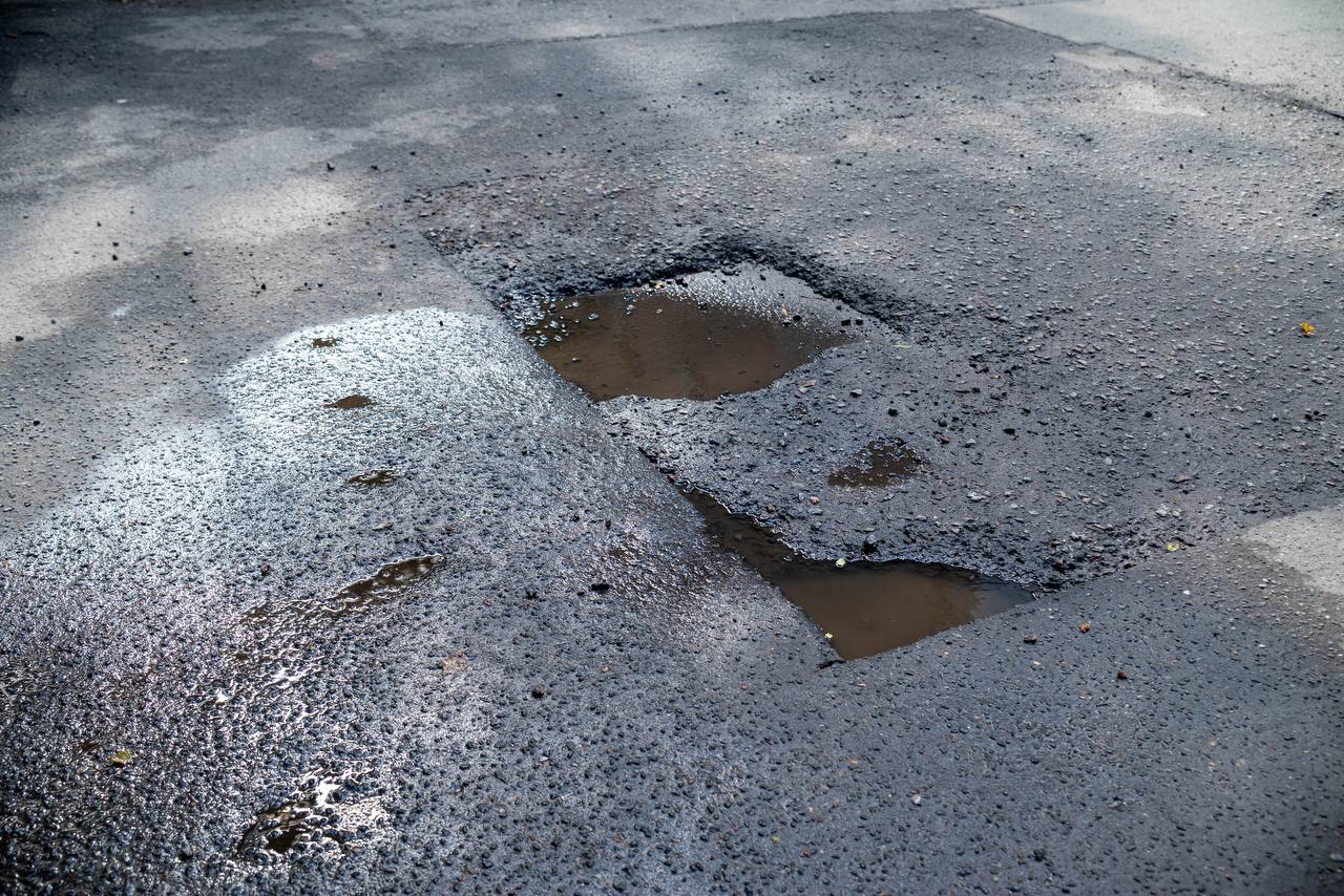 Начальник управления благоустройства, дорожного хозяйства и транспорта Павел Никишкин в рамках обхода территории проверил содержание дворовых проездов во дворе дома №11 по улице Полевой