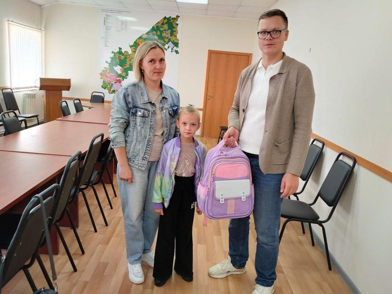 Фрязинские первоклашки из малообеспеченных семей получили подарки к школе!