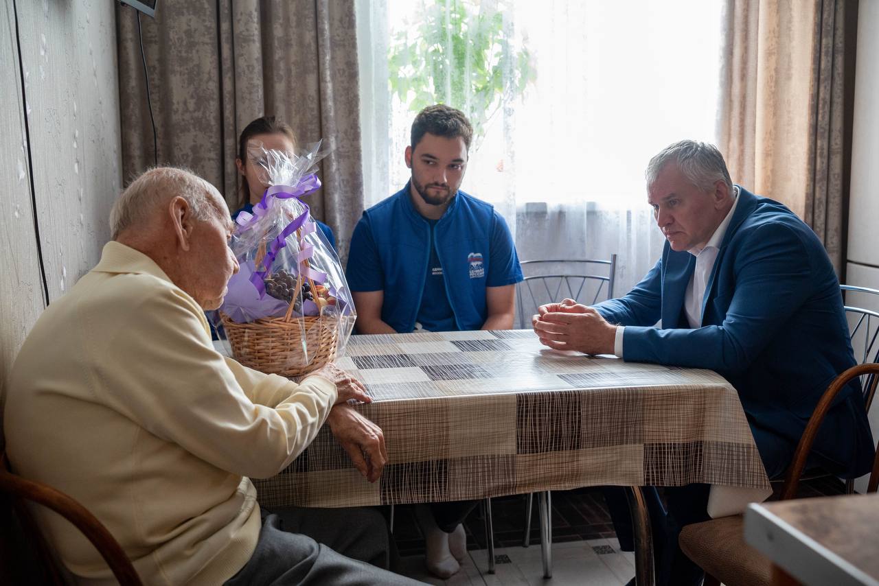Глава городского округа Фрязино Дмитрий Воробьев вместе с молодогвардейцами поздравил с днём рождения почётного жителя городского округа Фрязино, фронтовика и ветерана труда &mdash; Александра Филипповича Тимофеева