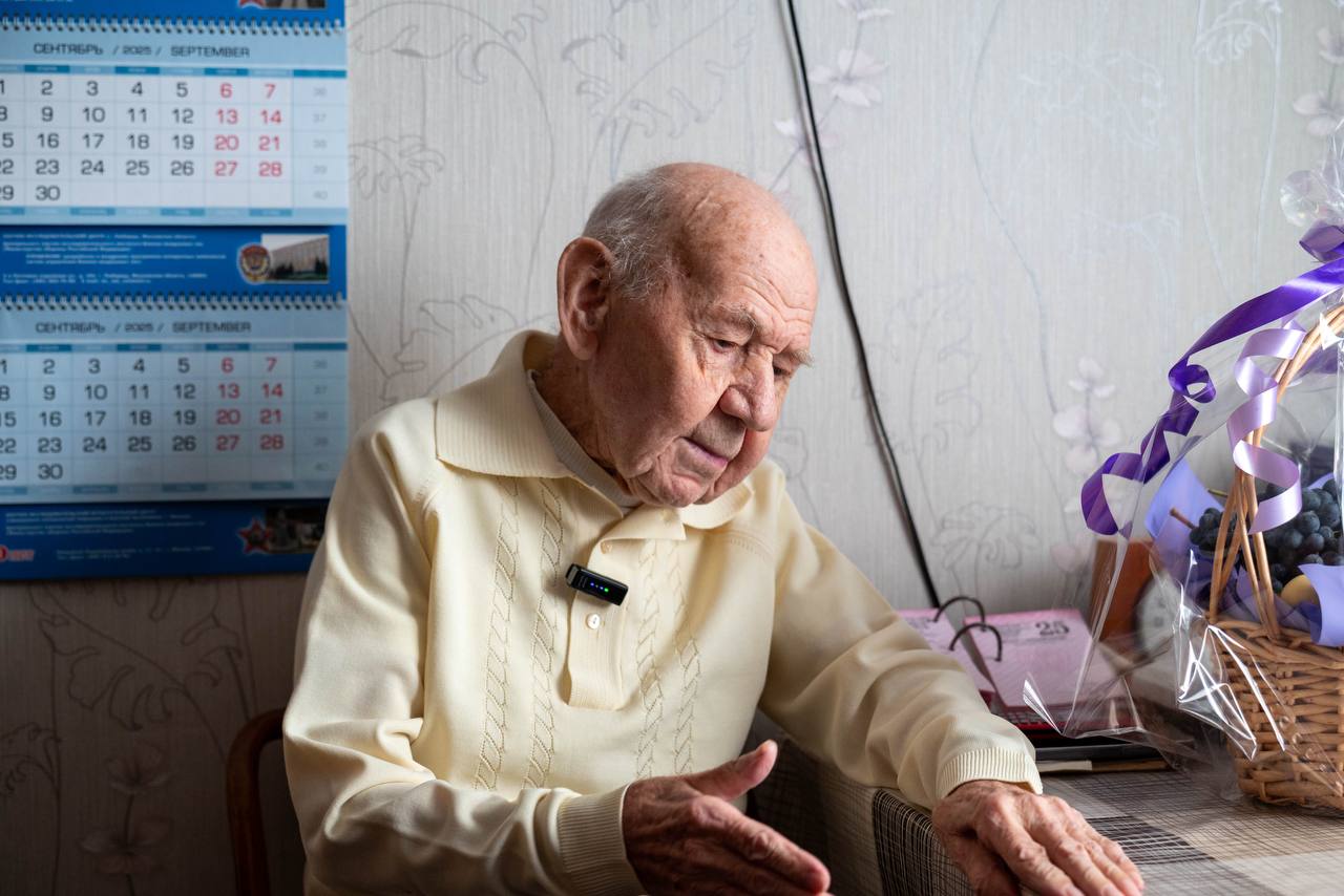 Глава городского округа Фрязино Дмитрий Воробьев вместе с молодогвардейцами поздравил с днём рождения почётного жителя городского округа Фрязино, фронтовика и ветерана труда — Александра Филипповича Тимофеева