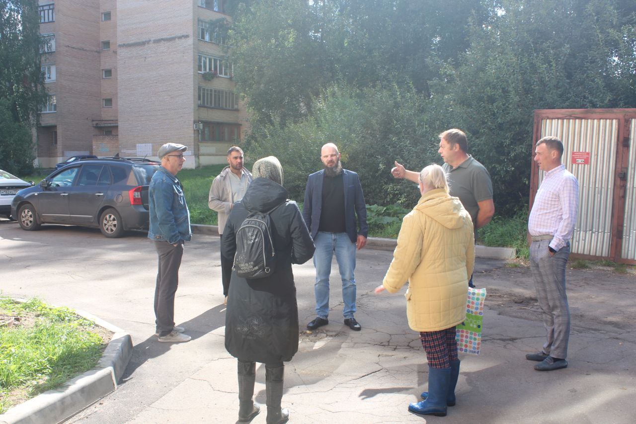 Начальник управления благоустройства, дорожного хозяйства и транспорта городского округа Фрязино Павел Никишкин совместно с представителями подрядной организации встретился с жителями дома №35 по улице Нахимова в рамках срочной выездной администрации
