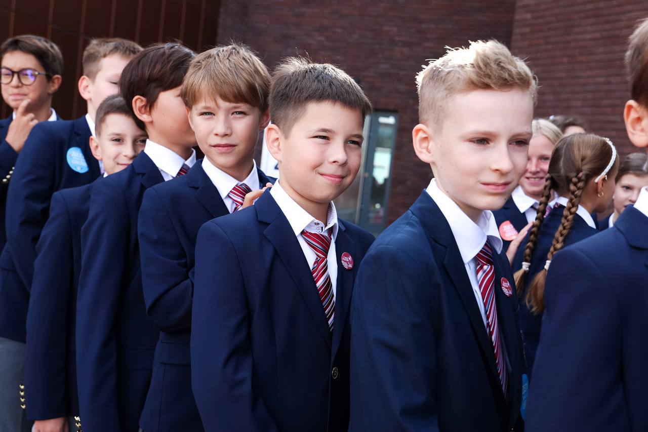 Дорогие школьники, поздравляю всех вас с Днем знаний!