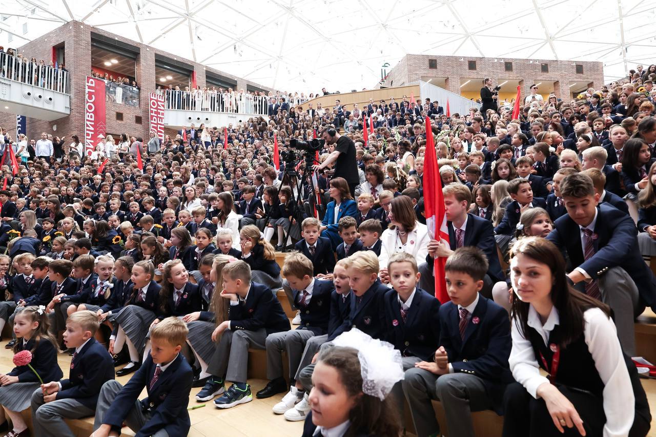 Дорогие школьники, поздравляю всех вас с Днем знаний!