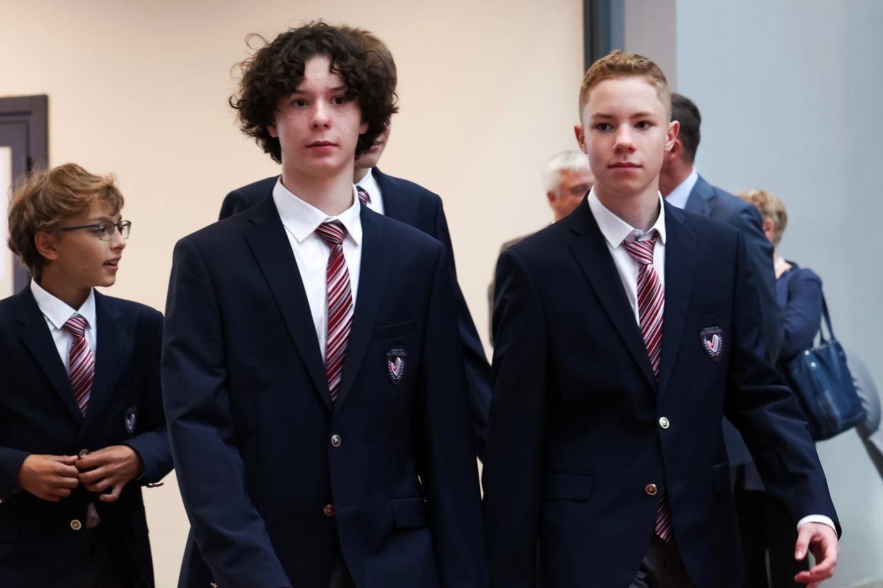 Дорогие школьники, поздравляю всех вас с Днем знаний!