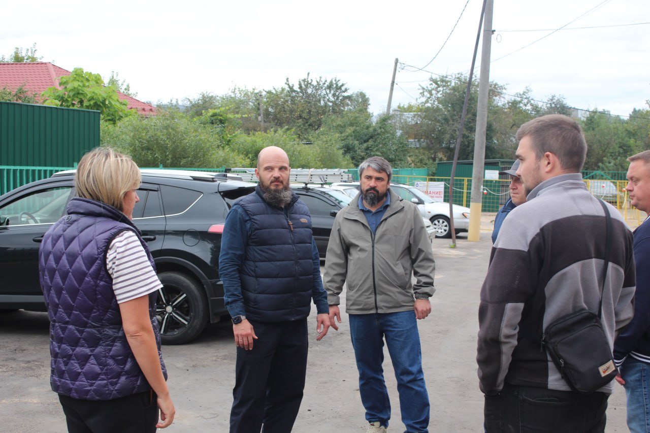 Депутат Совета депутатов г.о. Фрязино Сергей Зак и начальник управления благоустройства, дорожного хозяйства и транспорта Павел Никишкин в рамках обхода территории провел встречу с жителями улицы Новая