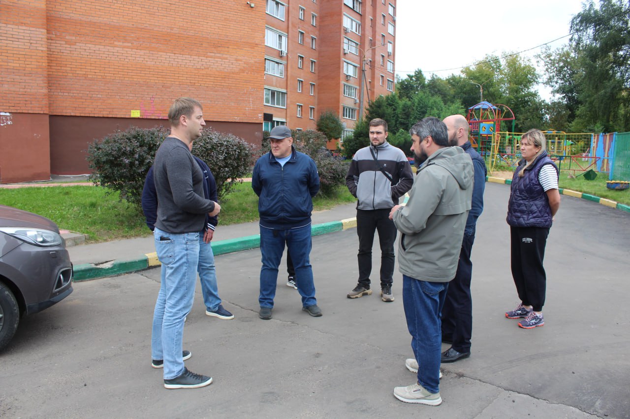 Депутат Совета депутатов г.о. Фрязино Сергей Зак и начальник управления благоустройства, дорожного хозяйства и транспорта Павел Никишкин в рамках обхода территории провел встречу с жителями улицы Новая