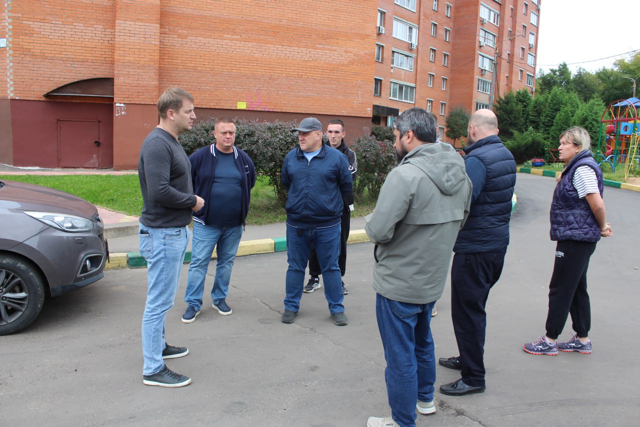 Депутат Совета депутатов г.о. Фрязино Сергей Зак и начальник управления благоустройства, дорожного хозяйства и транспорта Павел Никишкин в рамках обхода территории провел встречу с жителями улицы Новая
