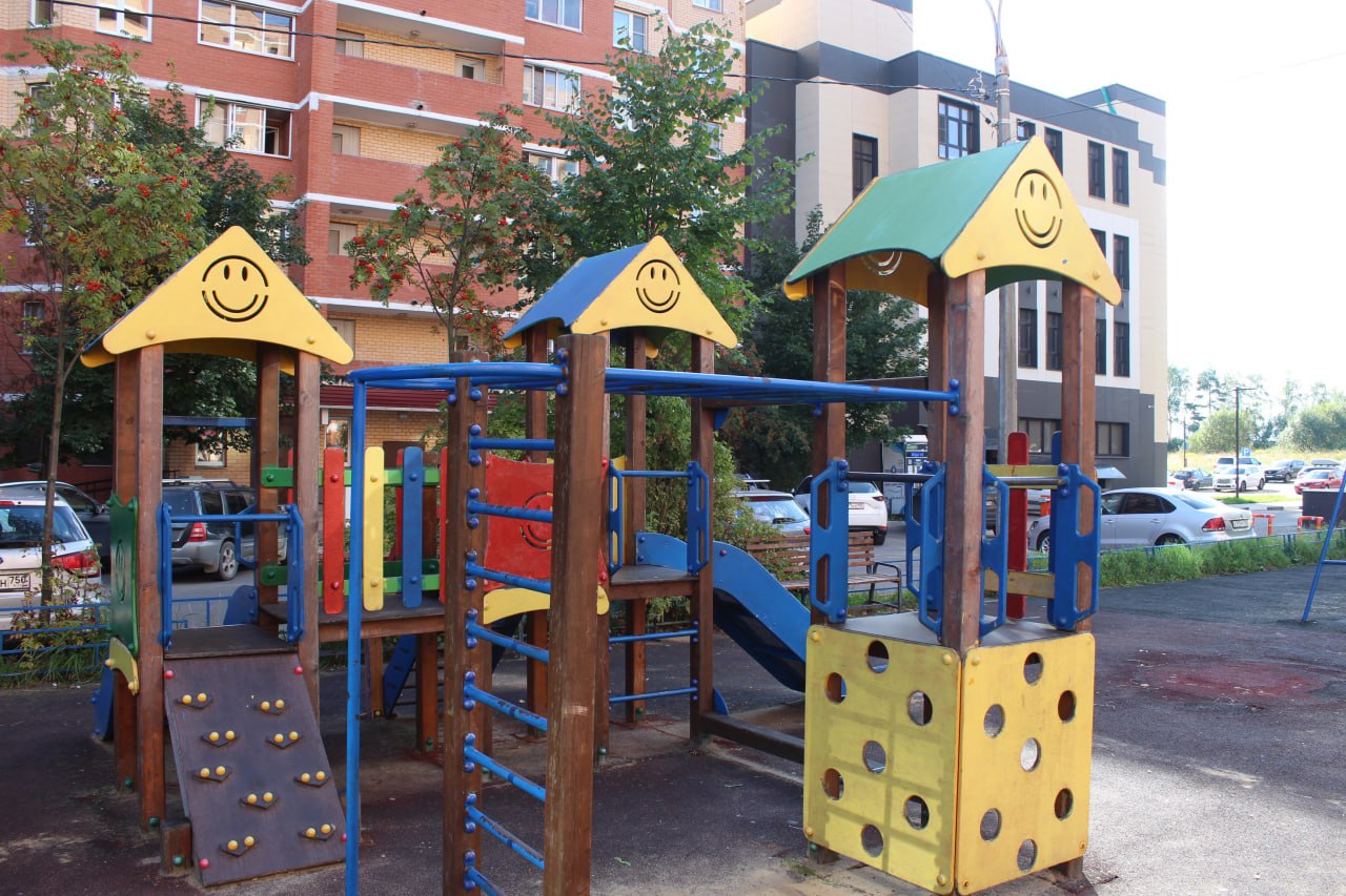 Начальник управления благоустройства, дорожного хозяйства и транспорта городского округа Фрязино Павел Никишкин совместно с представителями МБУ "Городское хозяйство" посетил детскую игровую площадку по адресу ул. Барские пруды, д. 1