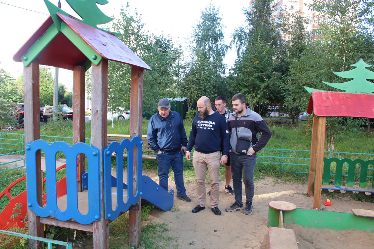 Начальник управления благоустройства, дорожного хозяйства и транспорта городского округа Фрязино Павел Никишкин совместно с представителями МБУ "Городское хозяйство" посетил детскую игровую площадку по адресу ул. Барские пруды, д. 1
