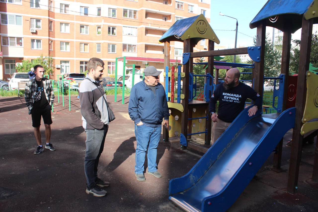 Начальник управления благоустройства, дорожного хозяйства и транспорта городского округа Фрязино Павел Никишкин совместно с представителями МБУ "Городское хозяйство" посетил детскую игровую площадку по адресу ул. Барские пруды, д. 1