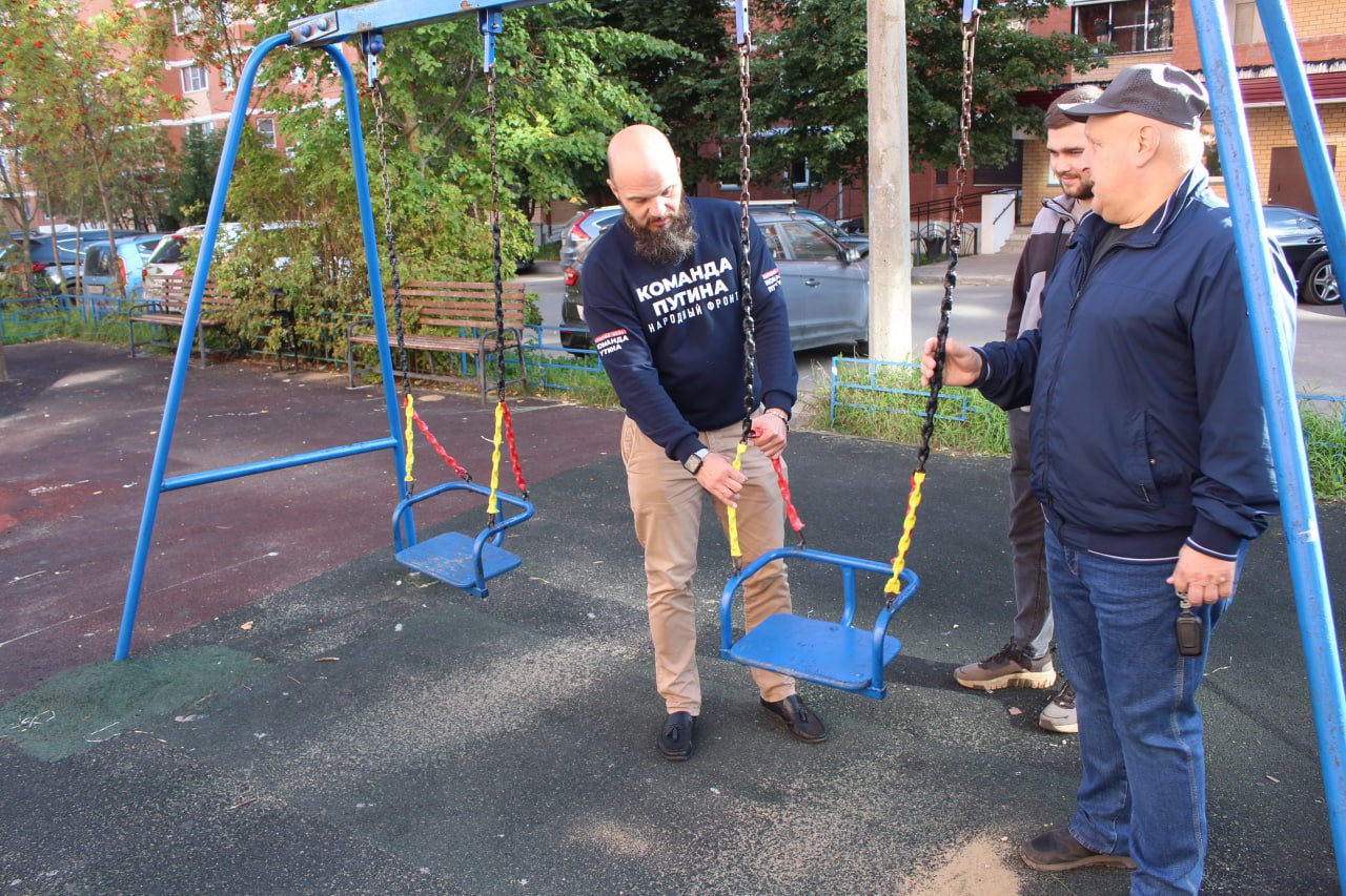 Начальник управления благоустройства, дорожного хозяйства и транспорта городского округа Фрязино Павел Никишкин совместно с представителями МБУ "Городское хозяйство" посетил детскую игровую площадку по адресу ул. Барские пруды, д. 1