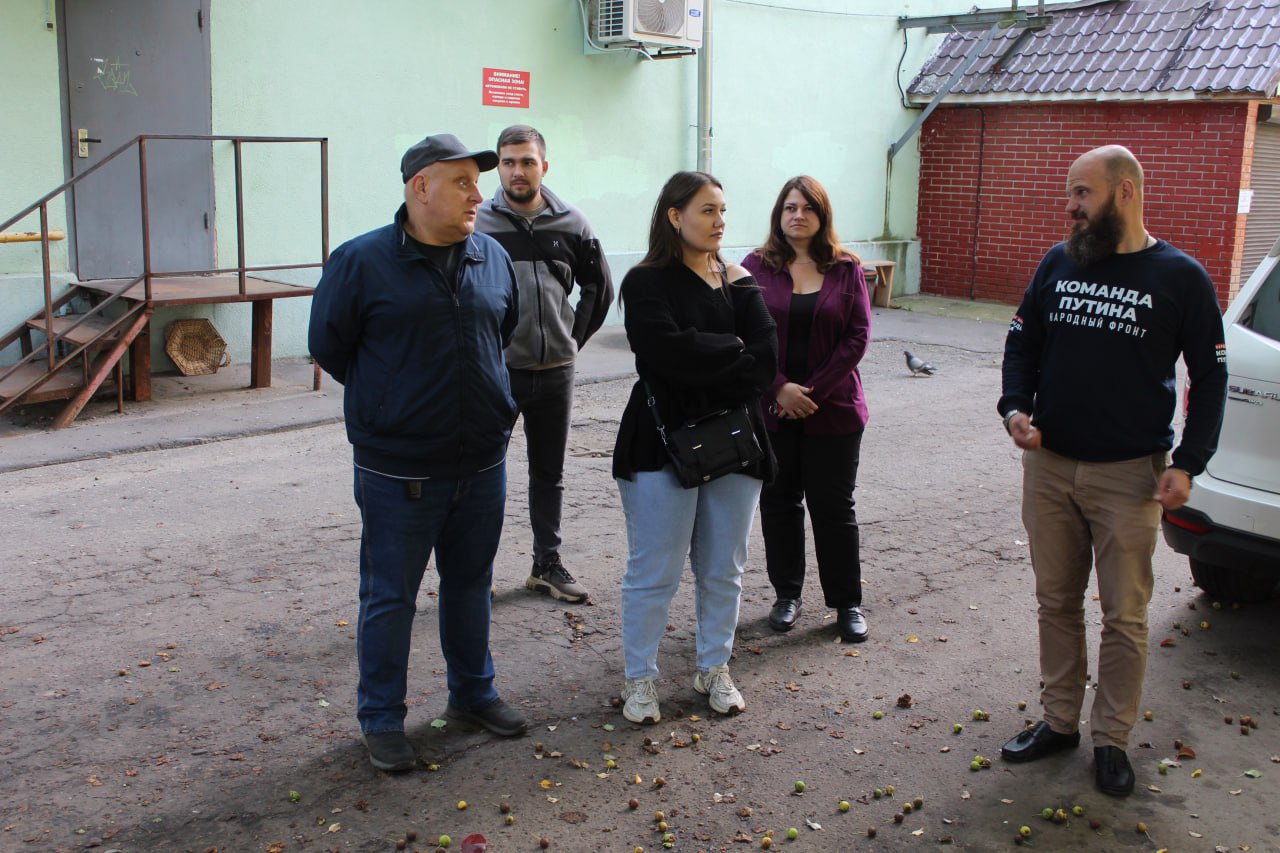 В рамках регулярной работы по контролю за благоустройством города, начальник управления благоустройства, дорожного хозяйства и транспорта городского округа Фрязино Павел Никишкин совместно с представителями МБУ "Городское хозяйство" посетил двор по адресу ул. Московская, д. 5