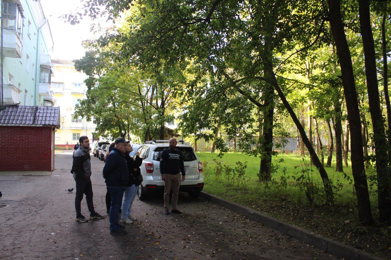 В рамках регулярной работы по контролю за благоустройством города, начальник управления благоустройства, дорожного хозяйства и транспорта городского округа Фрязино Павел Никишкин совместно с представителями МБУ "Городское хозяйство" посетил двор по адресу ул. Московская, д. 5