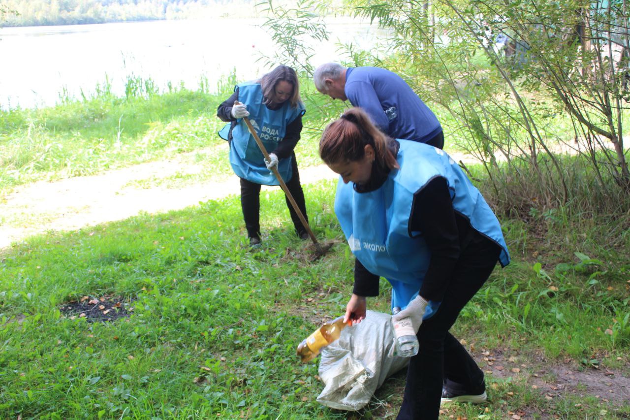 Фрязино заботится о чистоте озера Большое! Жители приняли участие в акции "Вода России"!