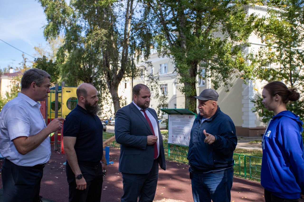 Заместитель главы городского округа Фрязино Артем Вольчак и депутат Совета депутатов г.о. Фрязино Константин Русаков в рамках срочной выездной администрации проинспектировали содержание детской игровой площадки, расположенной у дома №18 по ул. Ленина