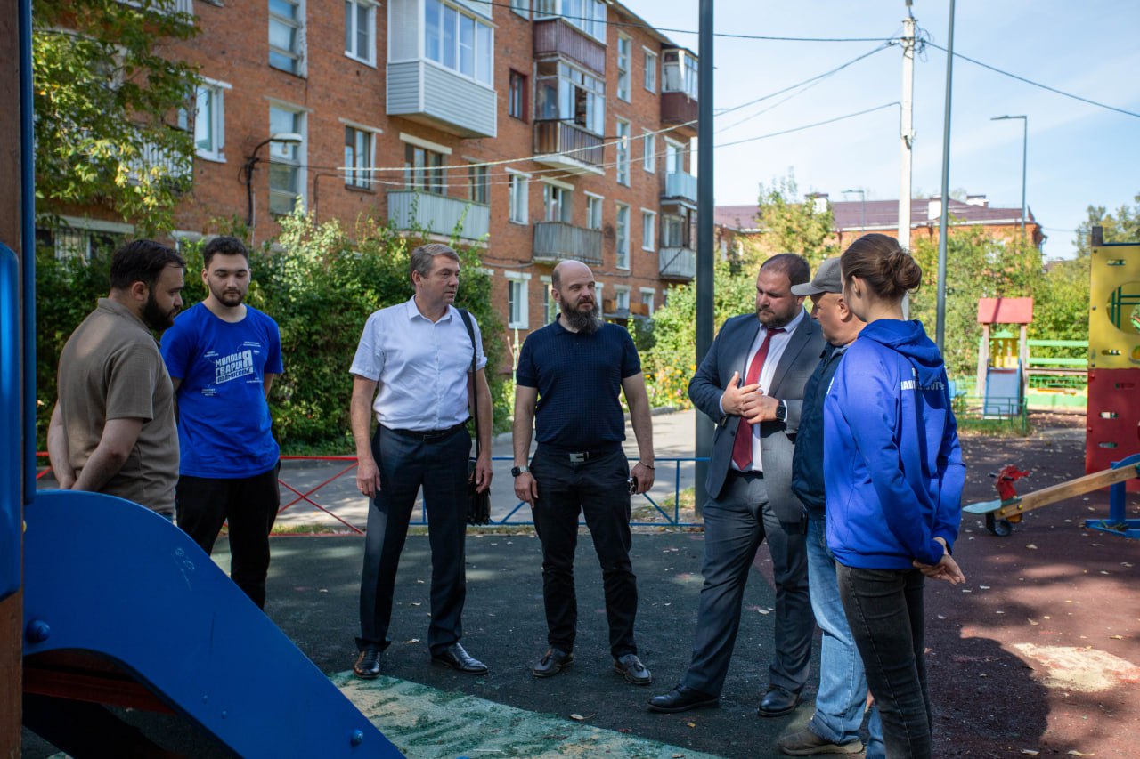 Заместитель главы городского округа Фрязино Артем Вольчак и депутат Совета депутатов г.о. Фрязино Константин Русаков в рамках срочной выездной администрации проинспектировали содержание детской игровой площадки, расположенной у дома №18 по ул. Ленина