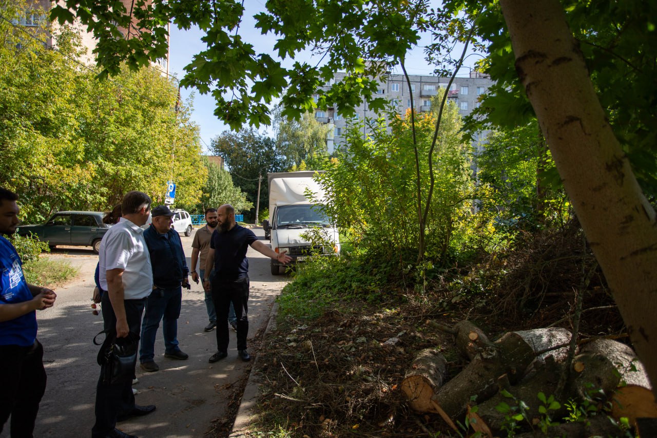 Начальник управления благоустройства, дорожного хозяйства и транспорта Павел Никишкин вместе с депутатом Совета депутатов Константином Русаковым в рамках обхода территории провел осмотр дворовой территории у многоквартирного дома №13 по улице Полевой