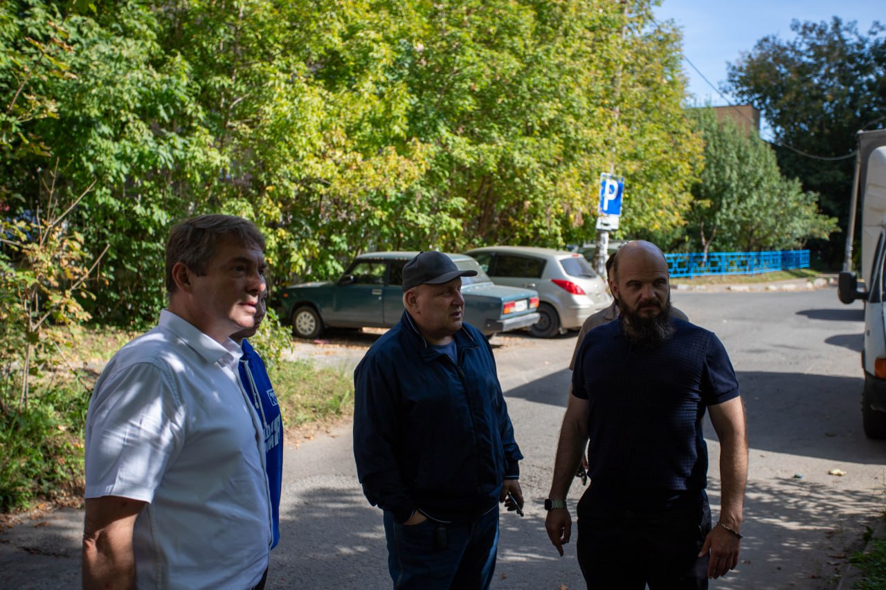 Начальник управления благоустройства, дорожного хозяйства и транспорта Павел Никишкин вместе с депутатом Совета депутатов Константином Русаковым в рамках обхода территории провел осмотр дворовой территории у многоквартирного дома №13 по улице Полевой