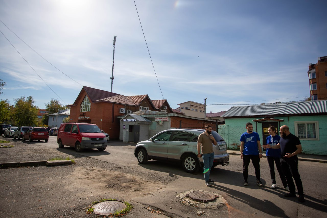 Начальник управления благоустройства, дорожного хозяйства и транспорта Павел Никишкин в рамках обхода территорий провёл осмотр придомовой территории у дома №2 по улице Московской