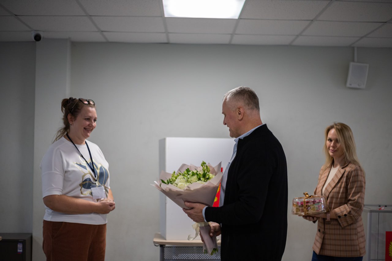 Глава городского округа Фрязино Дмитрий Воробьев поздравил сотрудников Многофункционального центра с Днем сотрудника МФЦ Московской области!