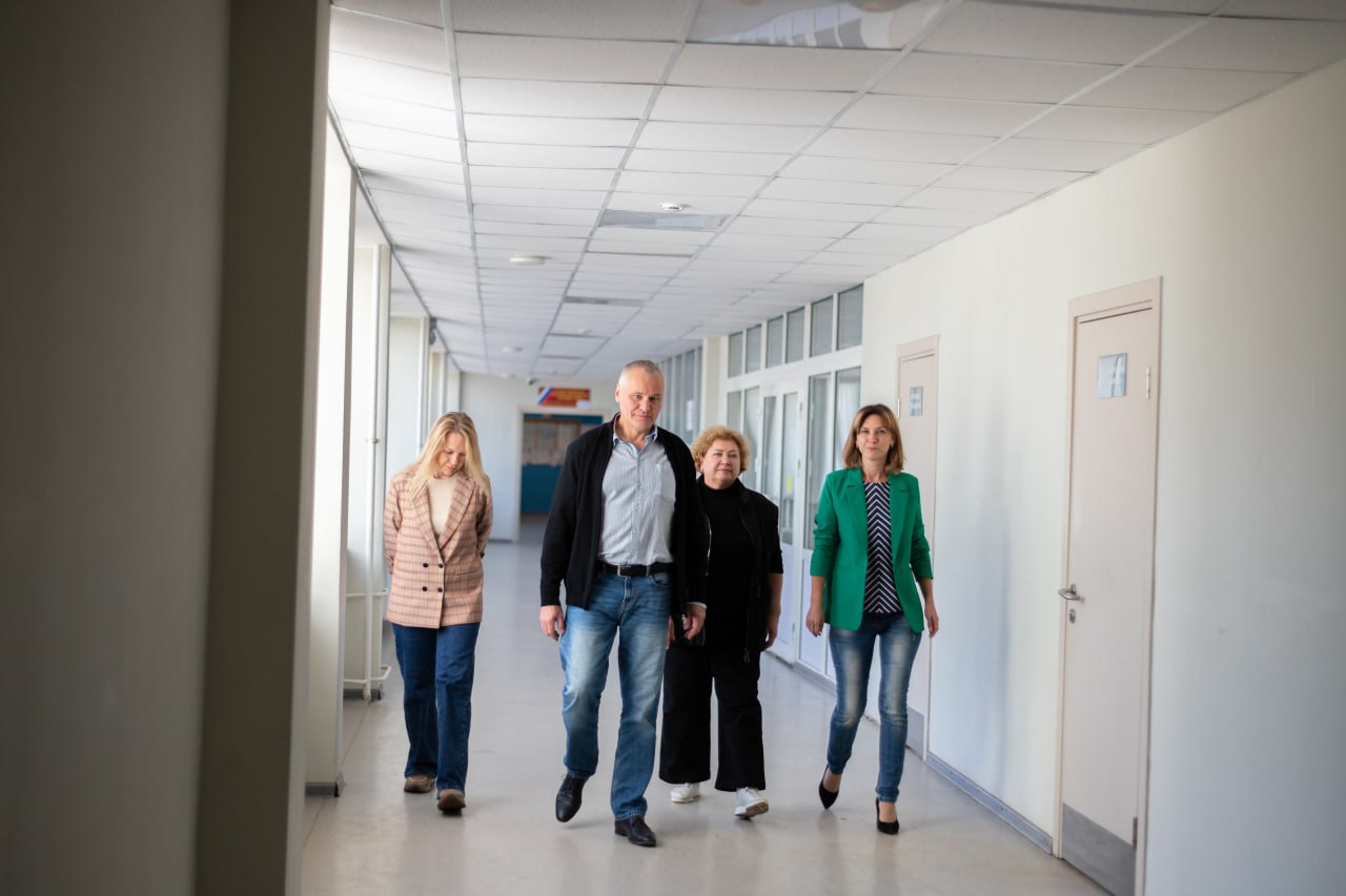 Глава городского округа Фрязино Дмитрий Воробьев поздравил сотрудников Многофункционального центра с Днем сотрудника МФЦ Московской области!