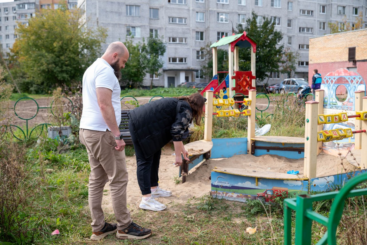 Начальник управления благоустройства, дорожного хозяйства и транспорта Павел Никишкин в рамках обхода территории проверил состояние детской игровой площадки у дома №1 по проспекту 60 лет СССР