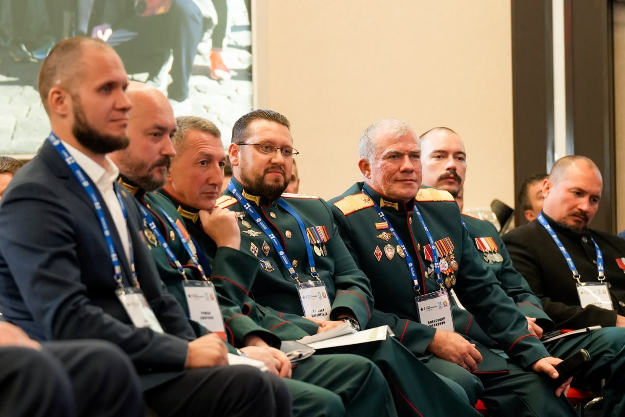 Губернатор Московской области Андрей Воробьев в мастерской управления &laquo;Сенеж&raquo; встретился с участниками региональной программы &laquo;Герои Подмосковья&raquo; &mdash; теми, кто прошел испытания на передовой и теперь хочет служить своей стране в новом качестве 