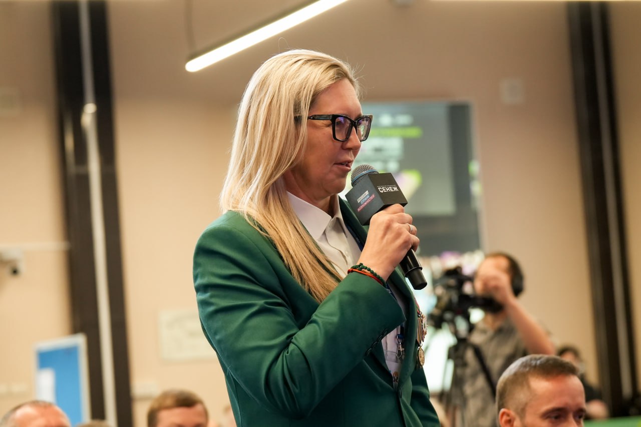 Губернатор Московской области Андрей Воробьев в мастерской управления «Сенеж» встретился с участниками региональной программы «Герои Подмосковья» — теми, кто прошел испытания на передовой и теперь хочет служить своей стране в новом качестве