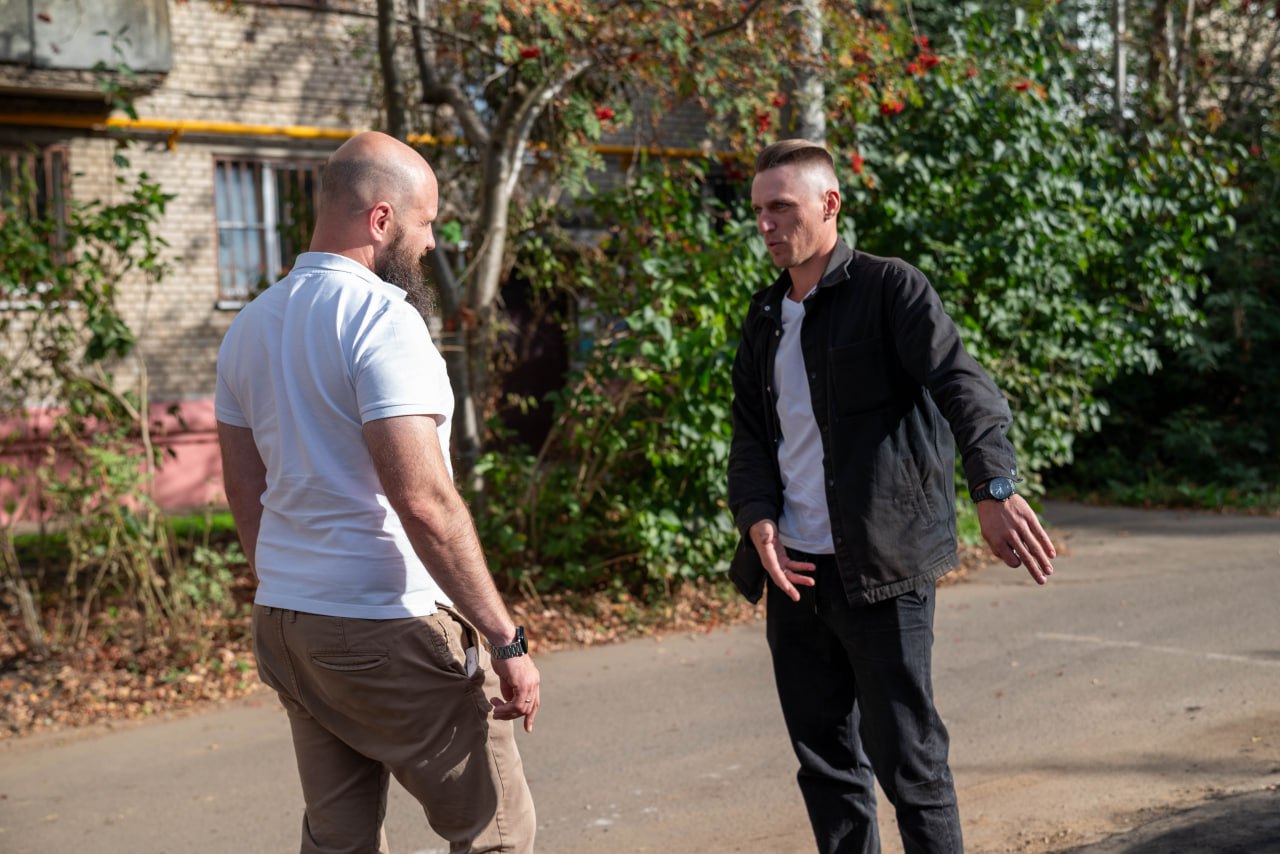 Начальник управления благоустройства, дорожного хозяйства и транспорта Павел Никишкин в рамках обхода территории проверил содержание территории и качество выполненных работ по благоустройству у дома №11 по улице Школьной