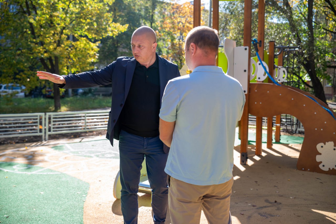 Депутат Совета депутатов Алексей Коночев в рамках обхода территории проверил ход обустройства новой детской игровой площадки во дворе дома №3 по улице Полевой