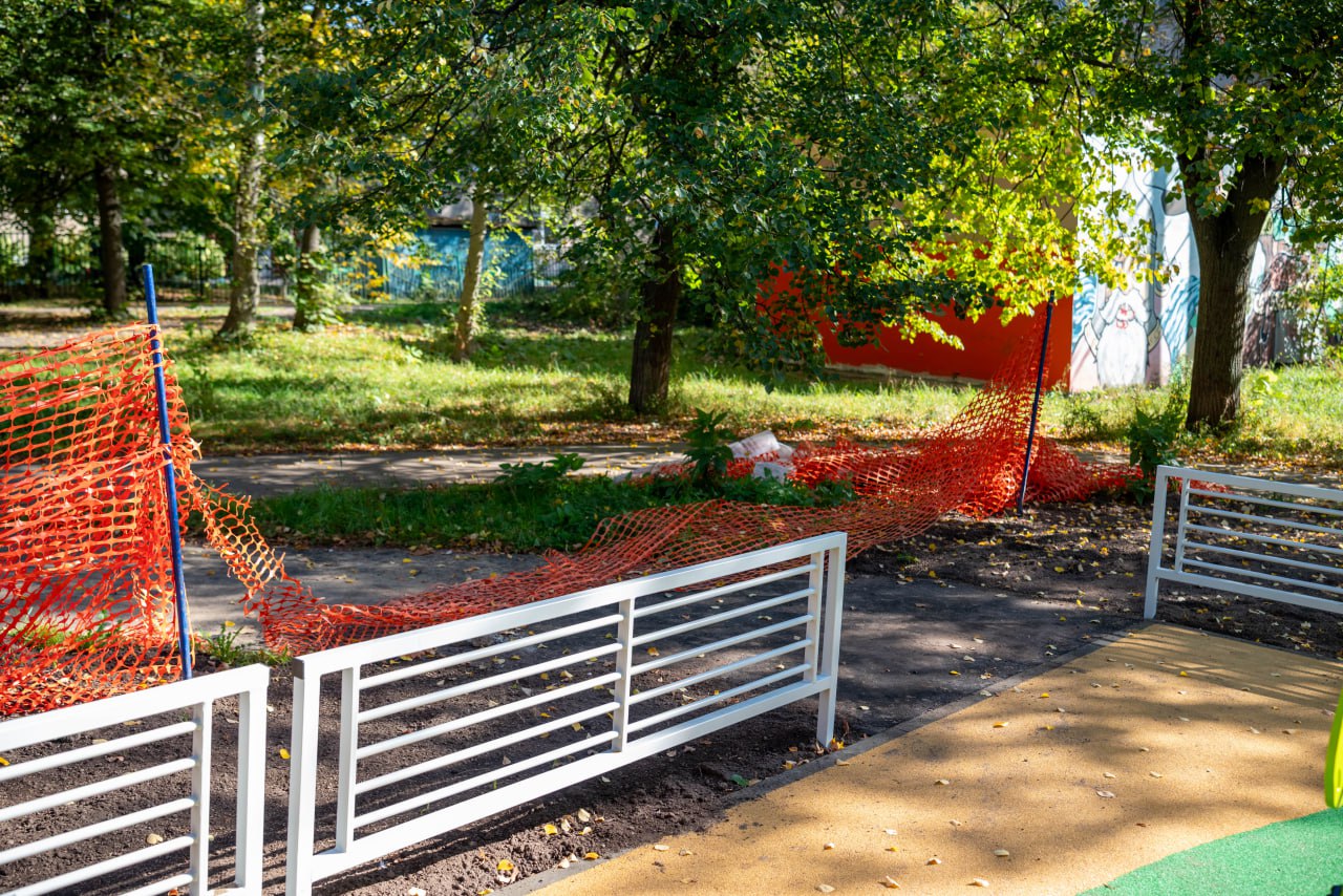 Депутат Совета депутатов Алексей Коночев в рамках обхода территории проверил ход обустройства новой детской игровой площадки во дворе дома №3 по улице Полевой