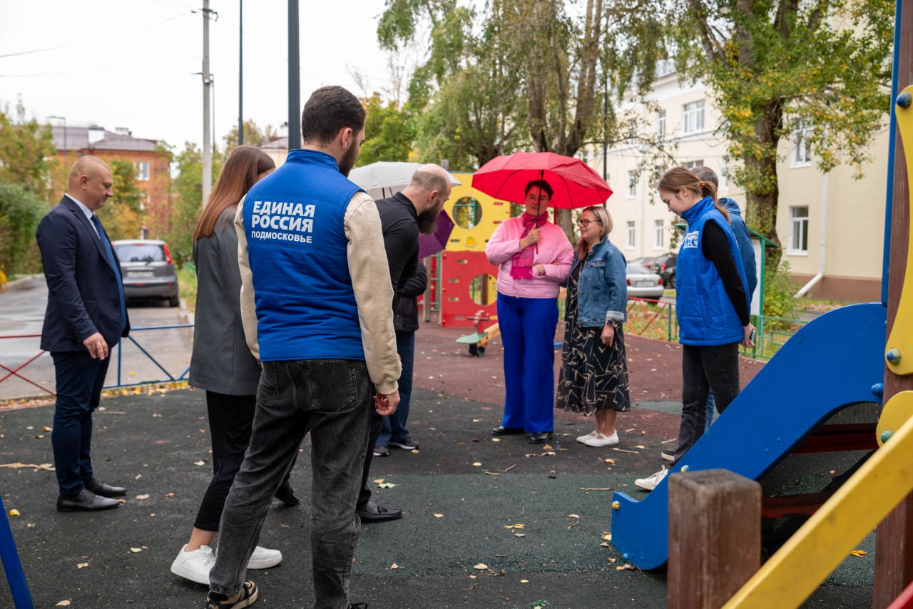 В рамках срочной выездной администрации начальник отдела благоустройства, дорожного хозяйства и транспорта Павел Никишкин совместно с депутатами Совета депутатов Владимиром Жигулиным, Алексеем Коночевым и Дарьей Смирновой провели осмотр детской игровой площадки, расположенной во дворе дома №18 по улице Ленина