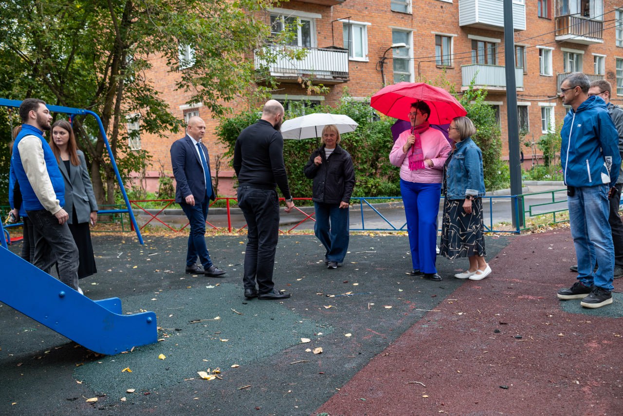 В рамках срочной выездной администрации начальник отдела благоустройства, дорожного хозяйства и транспорта Павел Никишкин совместно с депутатами Совета депутатов Владимиром Жигулиным, Алексеем Коночевым и Дарьей Смирновой провели осмотр детской игровой площадки, расположенной во дворе дома №18 по улице Ленина