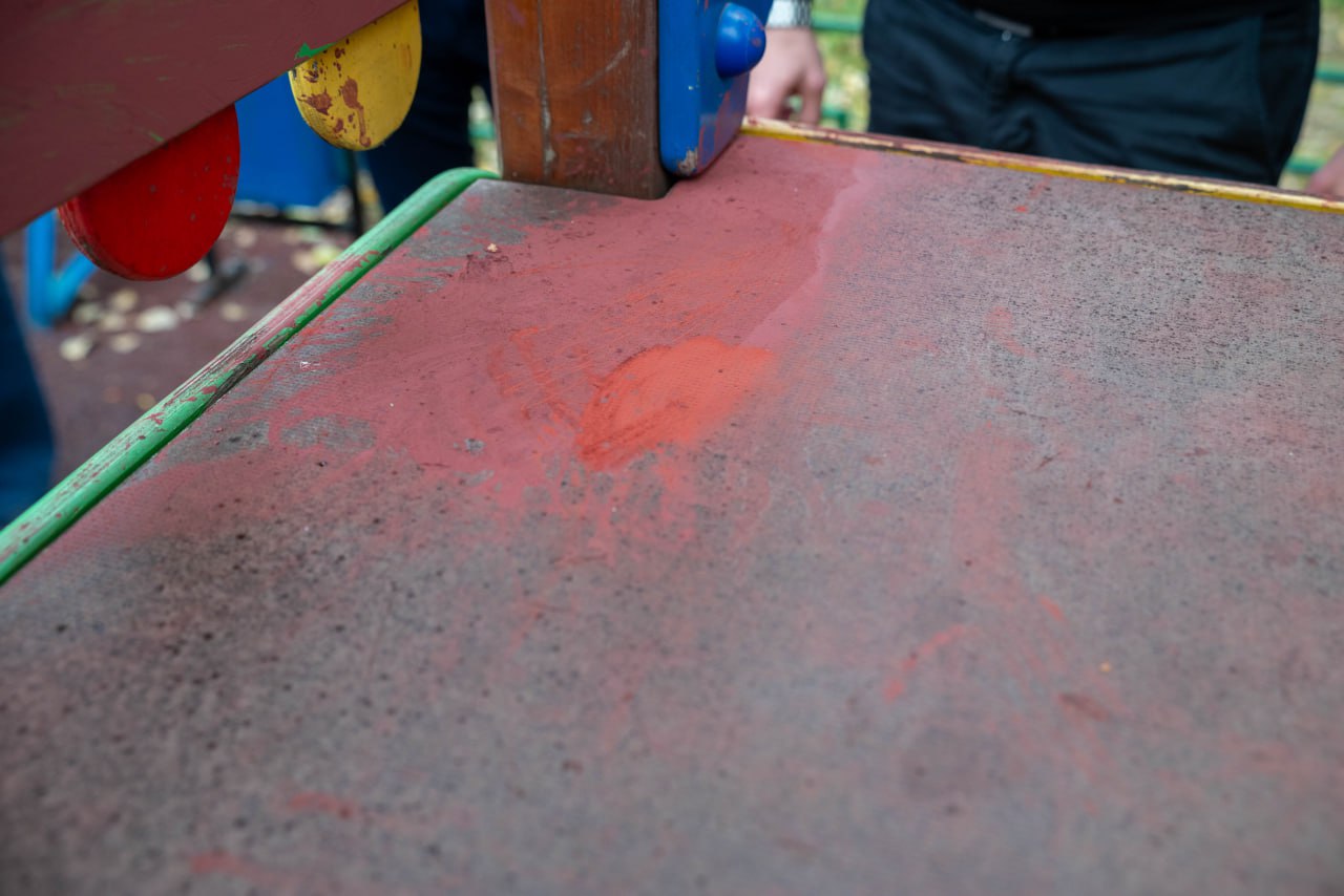 В рамках срочной выездной администрации начальник отдела благоустройства, дорожного хозяйства и транспорта Павел Никишкин совместно с депутатами Совета депутатов Владимиром Жигулиным, Алексеем Коночевым и Дарьей Смирновой провели осмотр детской игровой площадки, расположенной во дворе дома №18 по улице Ленина