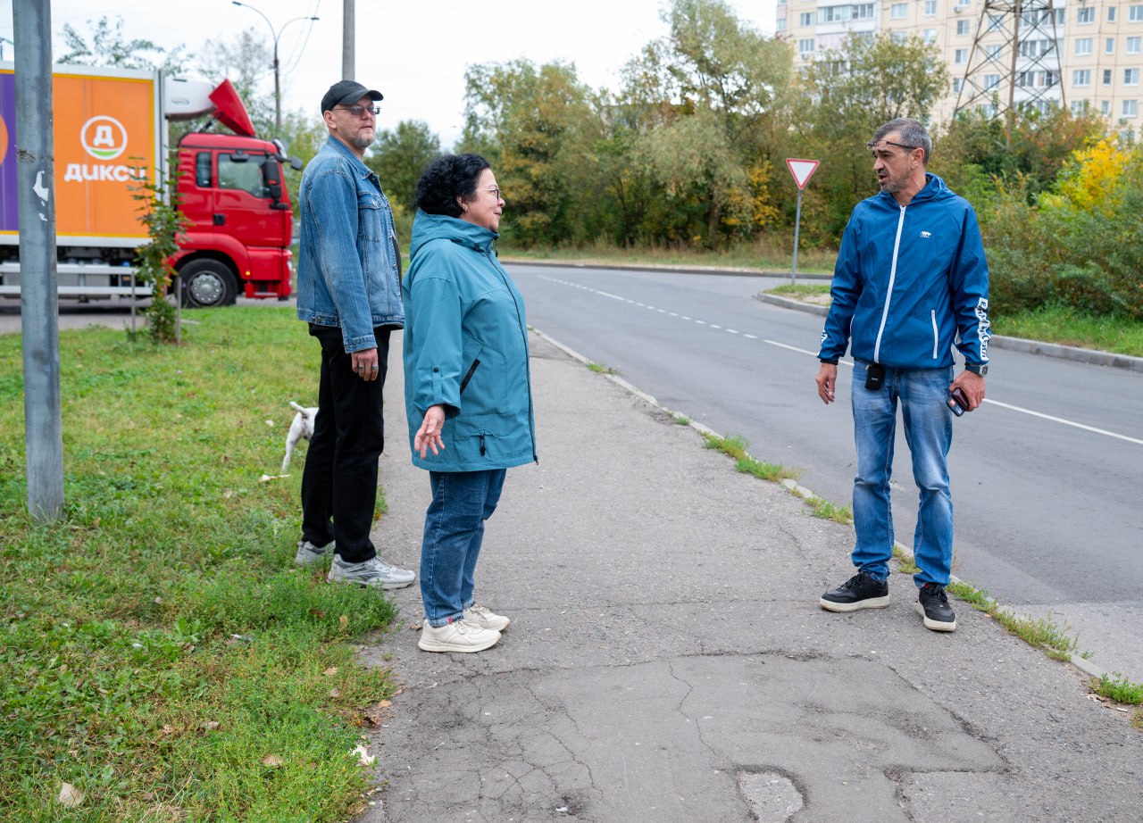 В рамках обхода территории начальник управления благоустройства, дорожного хозяйства и транспорта Павел Никишкин совместно с депутатами Совета депутатов Владимиром Жигулиным, Алексеем Коночевым и Дарьей Смирновой провели осмотр территории и проверили работу светофора у дома №12к1 по улице Горького