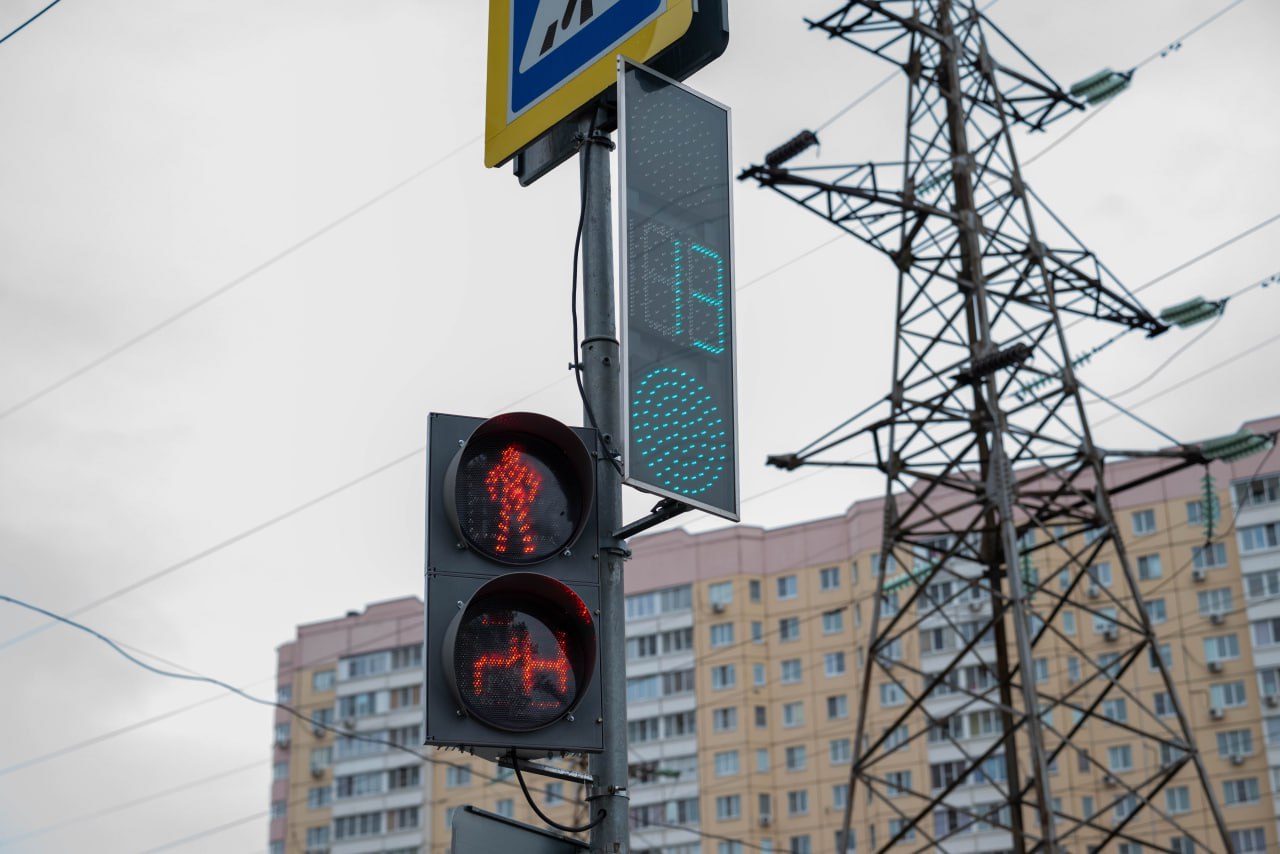 В рамках обхода территории начальник управления благоустройства, дорожного хозяйства и транспорта Павел Никишкин совместно с депутатами Совета депутатов Владимиром Жигулиным, Алексеем Коночевым и Дарьей Смирновой провели осмотр территории и проверили работу светофора у дома №12к1 по улице Горького