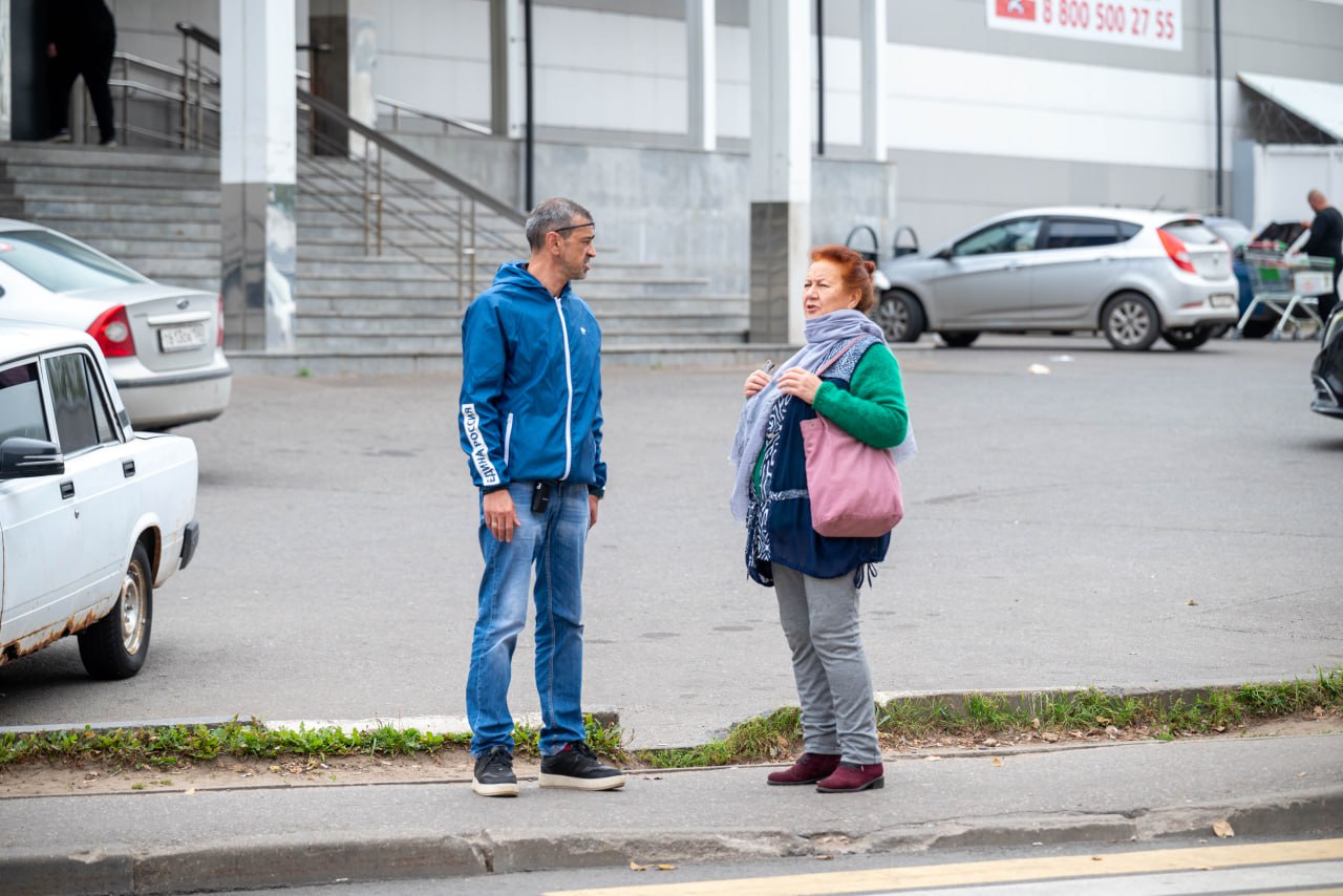 В рамках обхода территории начальник управления благоустройства, дорожного хозяйства и транспорта Павел Никишкин совместно с депутатами Совета депутатов Владимиром Жигулиным, Алексеем Коночевым и Дарьей Смирновой провели осмотр территории и проверили работу светофора у дома №12к1 по улице Горького