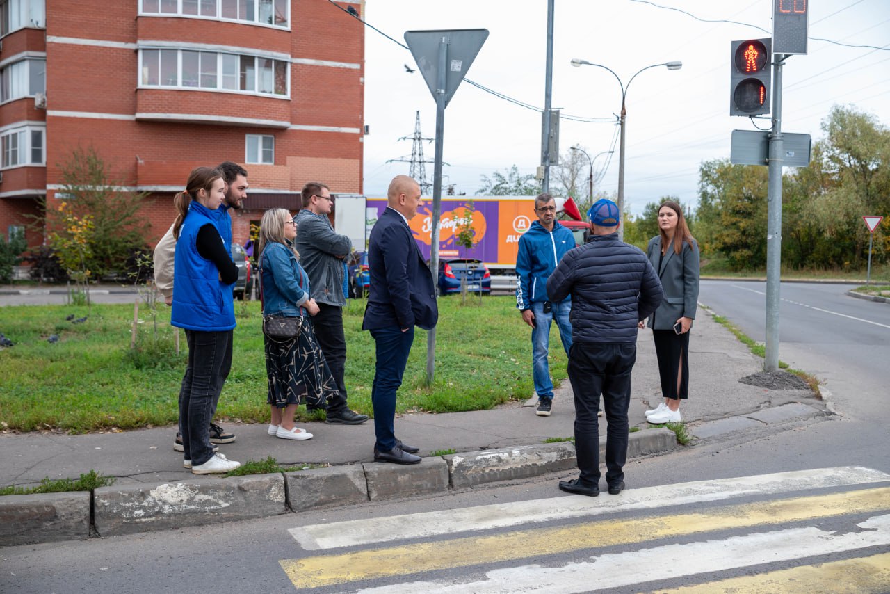 В рамках обхода территории начальник управления благоустройства, дорожного хозяйства и транспорта Павел Никишкин совместно с депутатами Совета депутатов Владимиром Жигулиным, Алексеем Коночевым и Дарьей Смирновой провели осмотр территории и проверили работу светофора у дома №12к1 по улице Горького