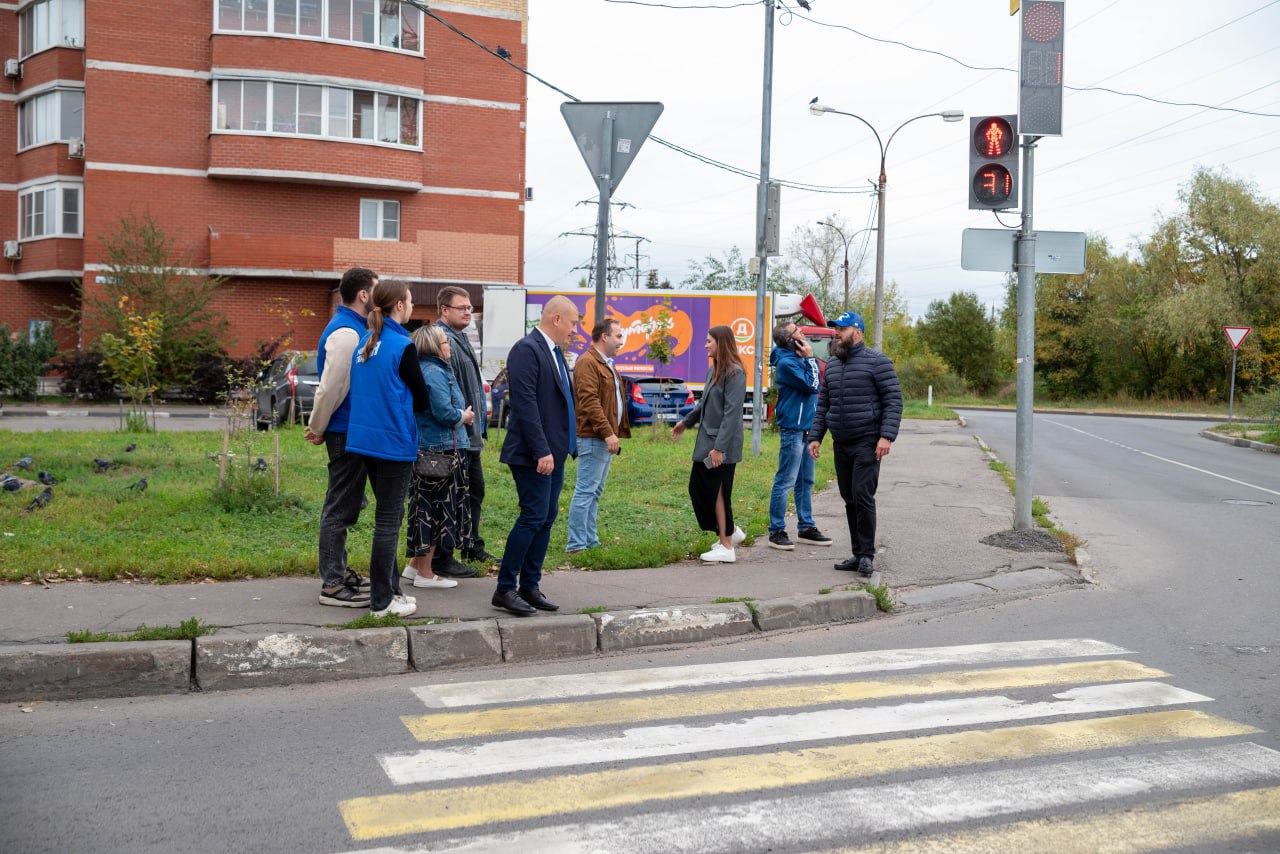 В рамках обхода территории начальник управления благоустройства, дорожного хозяйства и транспорта Павел Никишкин совместно с депутатами Совета депутатов Владимиром Жигулиным, Алексеем Коночевым и Дарьей Смирновой провели осмотр территории и проверили работу светофора у дома №12к1 по улице Горького