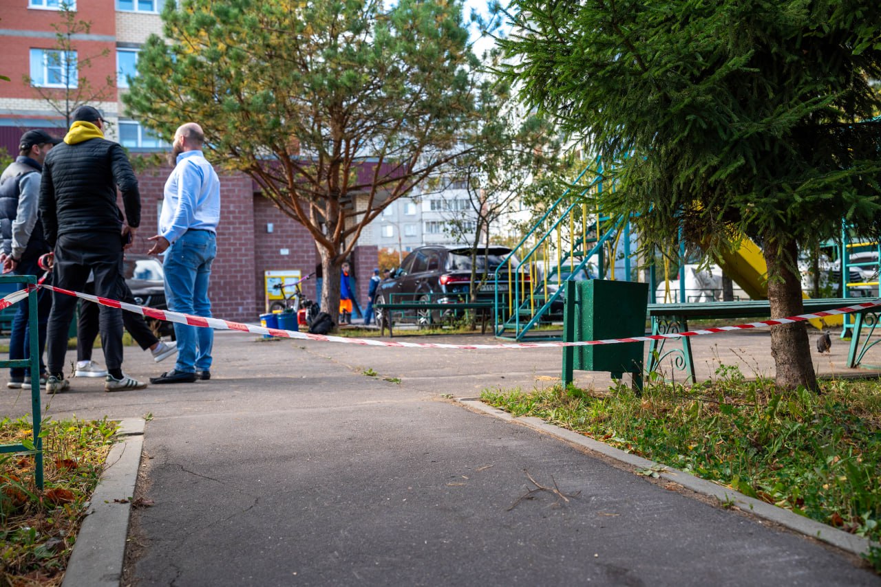 Начальник управления благоустройства, дорожного хозяйства и транспорта Павел Никишкин в рамках обхода территории проверил состояние детской игровой площадки у дома №29 по улице Полевой