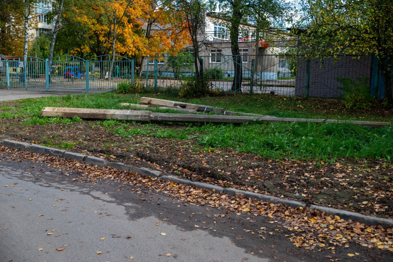 Начальник управления благоустройства, дорожного хозяйства и транспорта Павел Никишкин в рамках обхода территории встретился с представителями МБУ &laquo;Городское Хозяйство&raquo; в районе дома №12А по улице Полевой